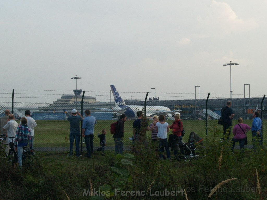 Warten auf den Airbus 380 Koeln Bonn P371.JPG